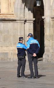 Imagen de dos policias locales en la Plaza Mayor