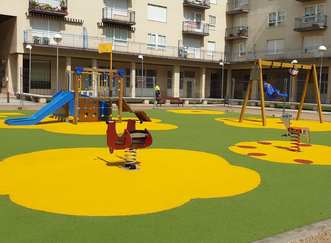 El Ayuntamiento reforma la zona de juegos infantiles de la Plaza Diego Hurtado de Mendoza