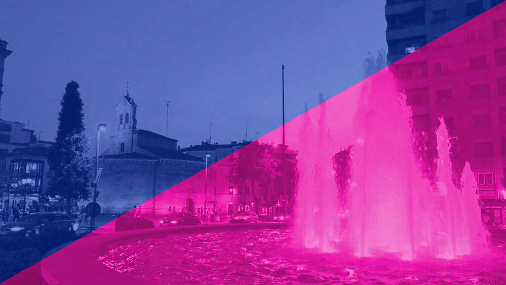 La fuente de la Puerta de Zamora de color azul y rosa con motivo del Dia Mundial del Trasplante