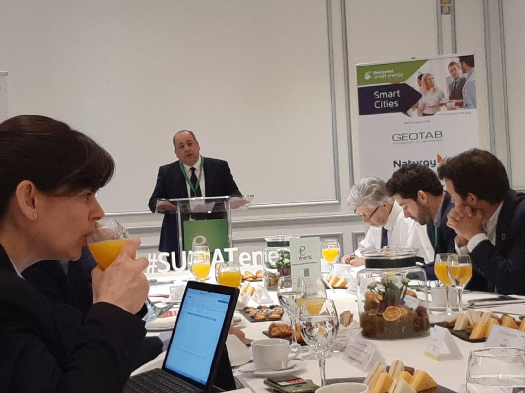 Ricardo Ortiz participando en Madrid en el desayuno sobre Ciudades Inteligentes