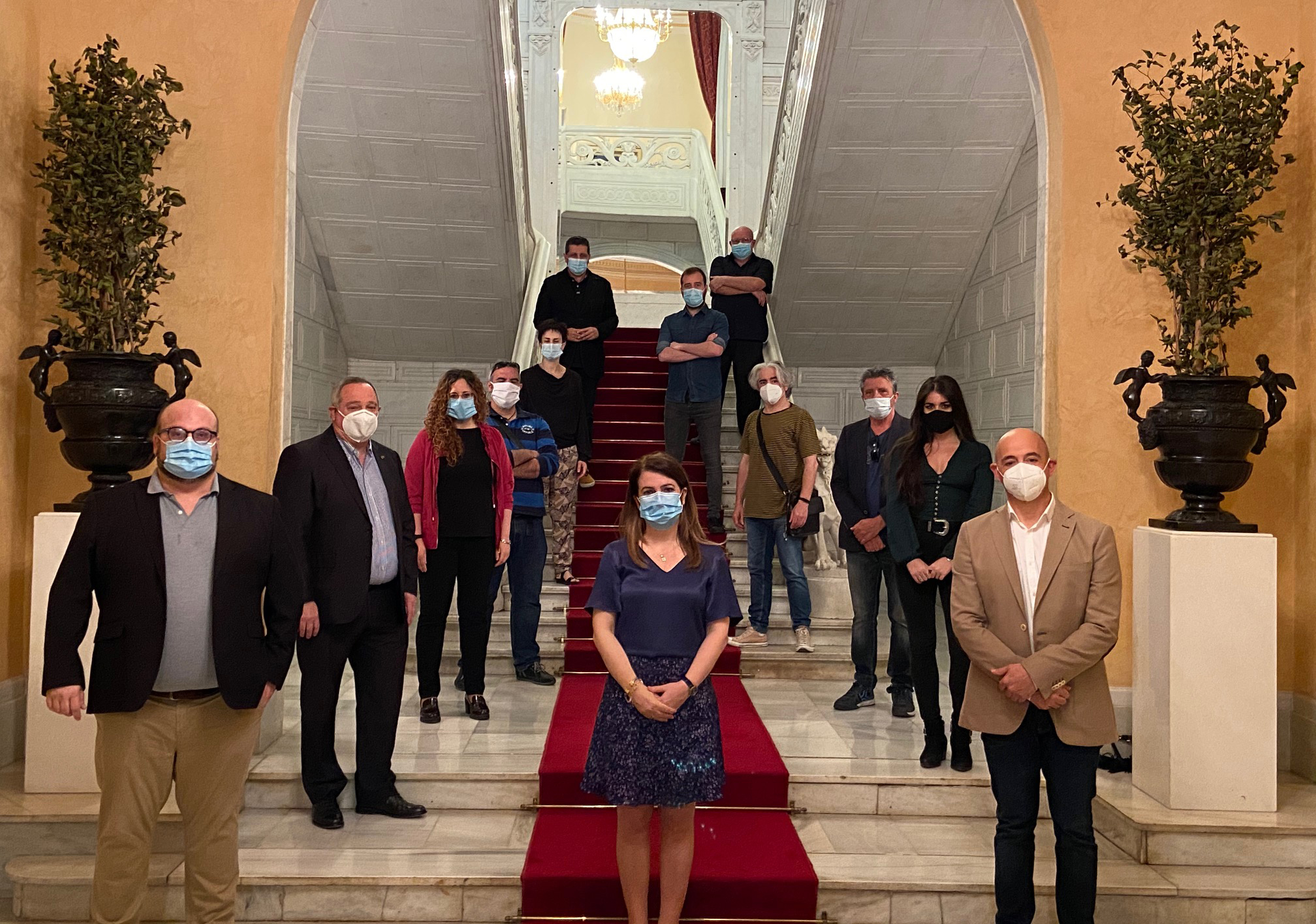 La concejala de Cultura junto a los artistas locales participantes