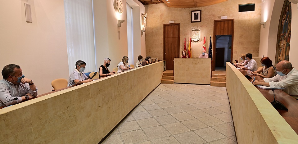 Un momento de la reunion en el Salon de Plenos del Ayuntamiento