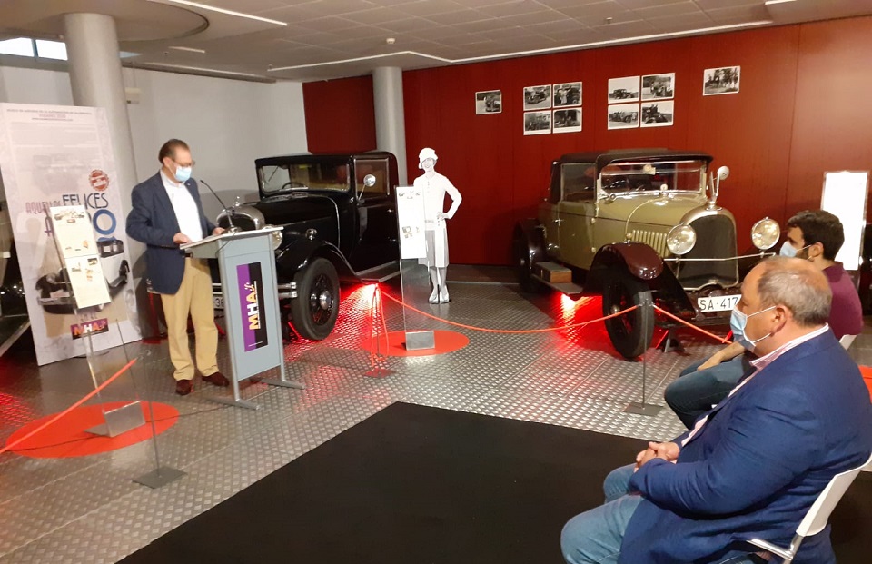 Los concejales Fernando Carabias y Ricardo Ortiz en la inauguracion de la muestra