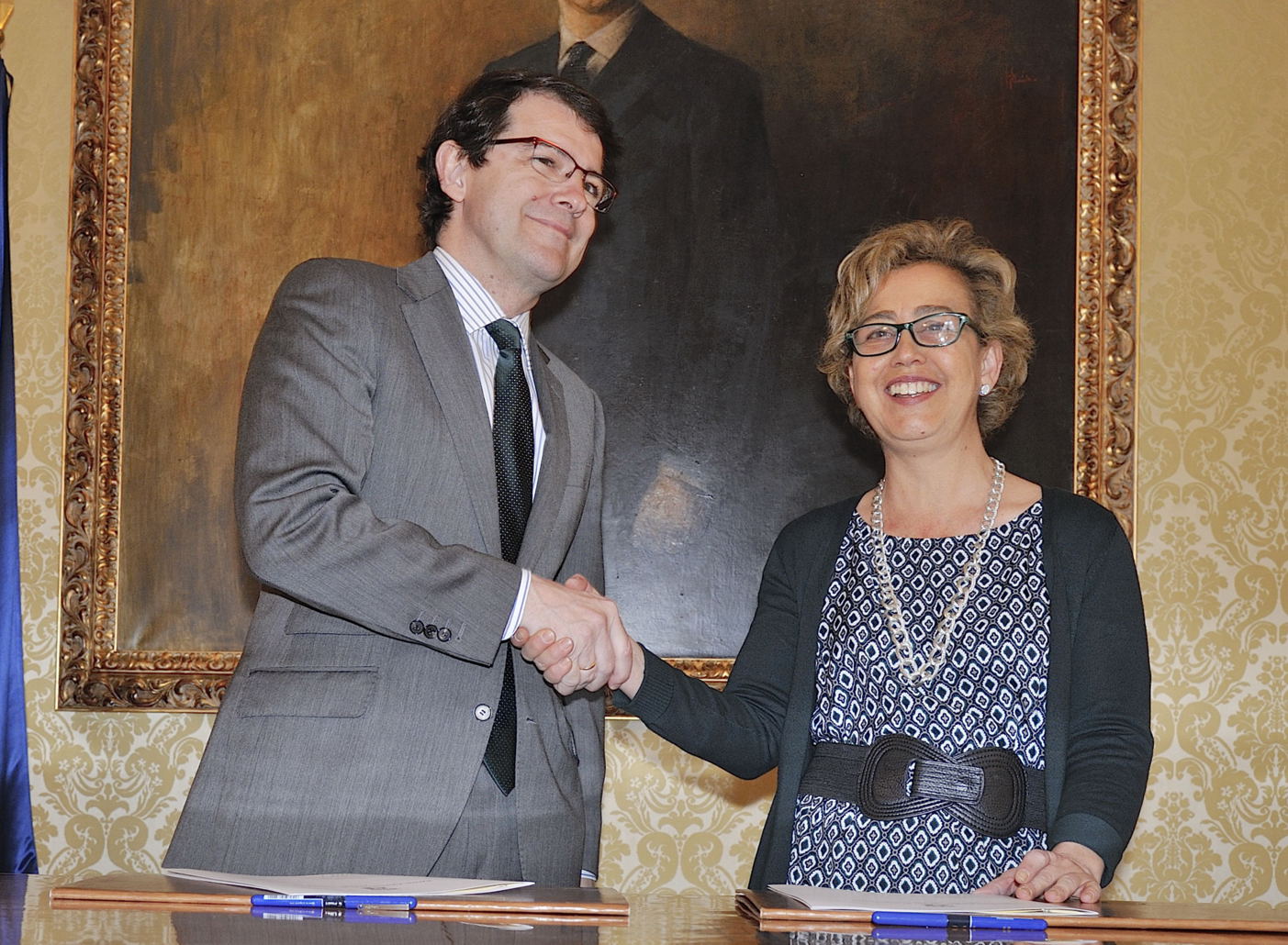 Firma del acuerdo de colaboracion entre el Alcalde y la Presidenta de RedMadre