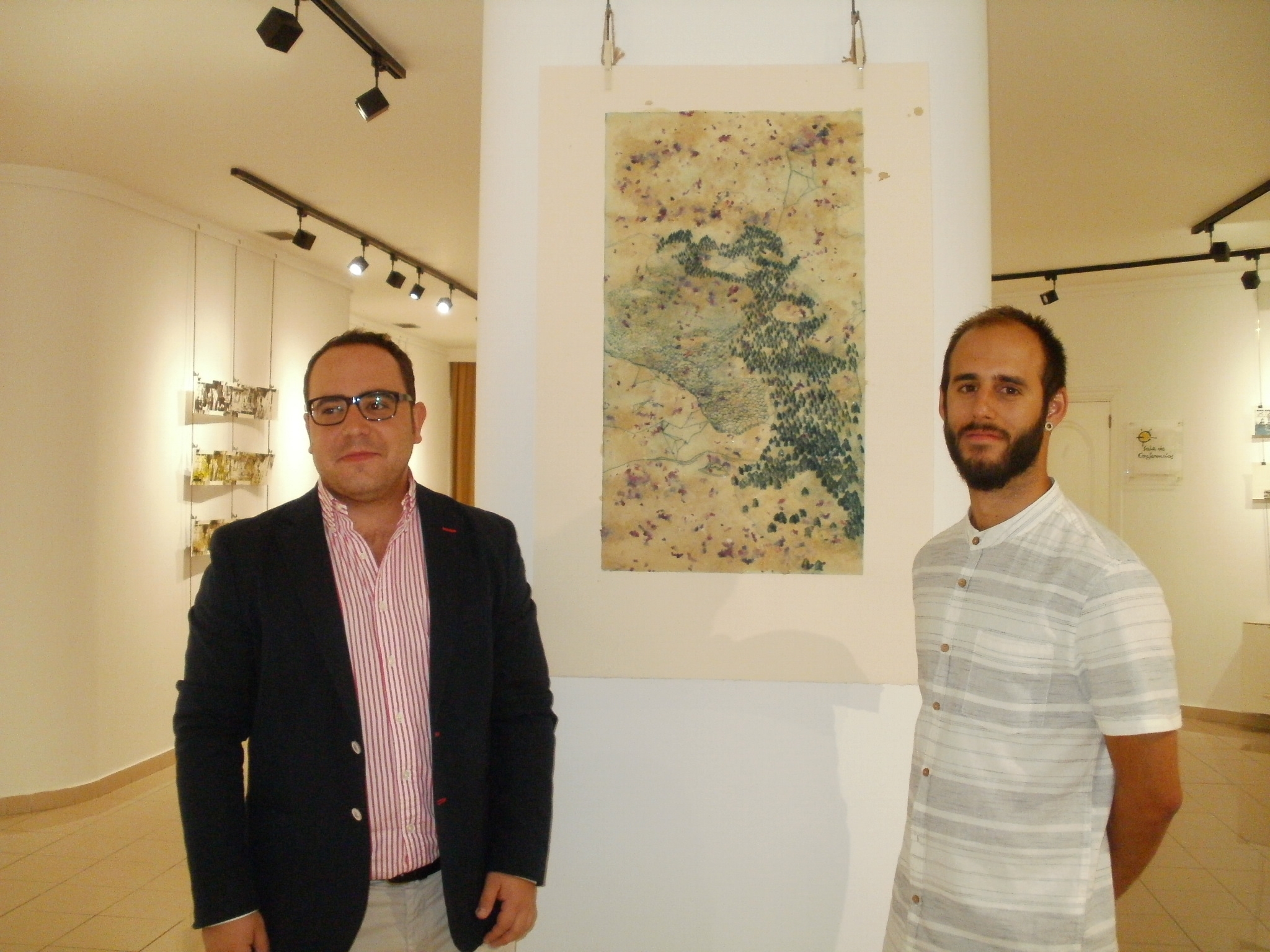 Daniel Llanos  Concejal de Juventud  y el artista Alvaro Hernandez