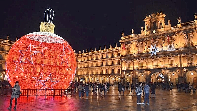 Bola de Navidad que lucira en la Plaza Mayor de Salamanca. archivo