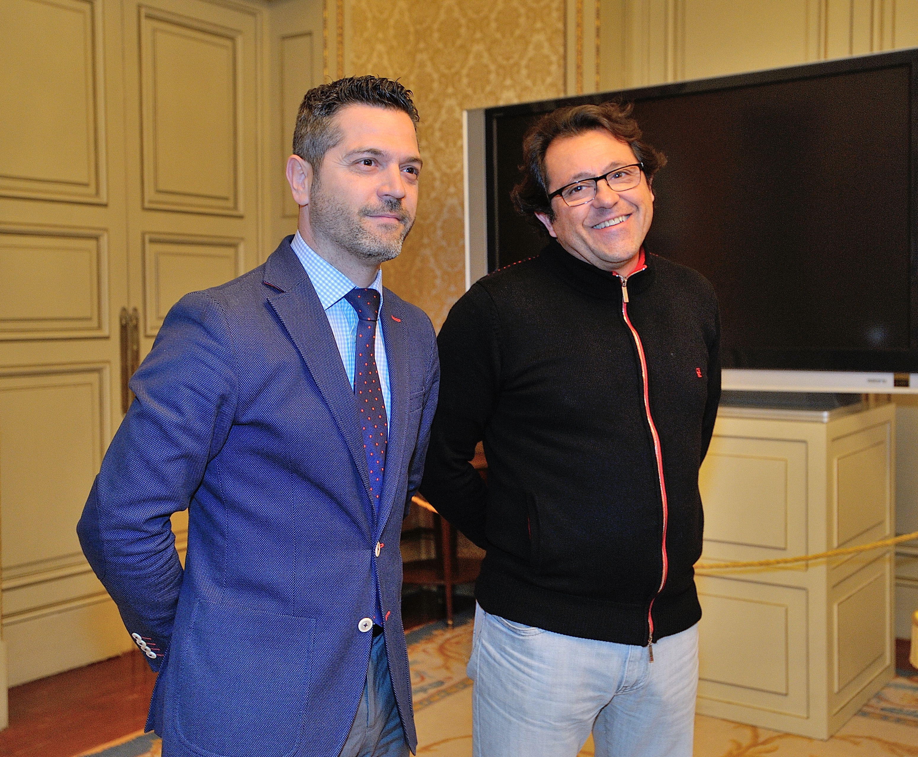 El concejal de Turismo  Julio Lopez  acompanado de Jose Luis Escolar  de la productora Calle Cruzada