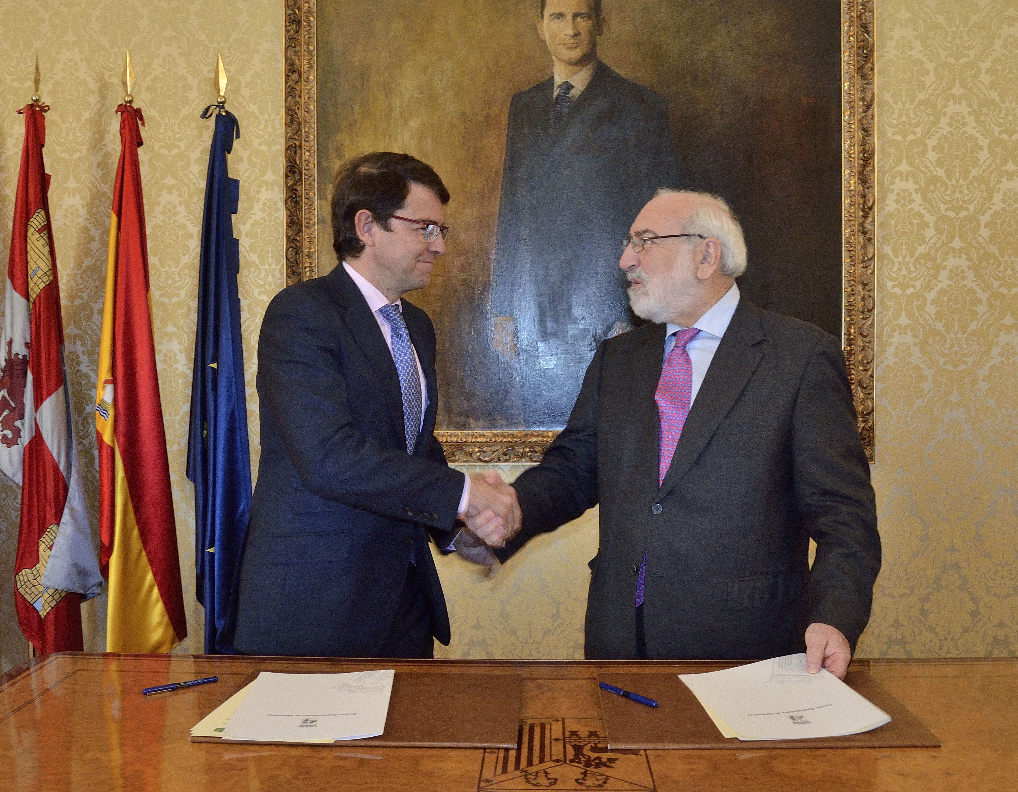 Imagen de la firma del acuerdo marco en el Ayuntamiento