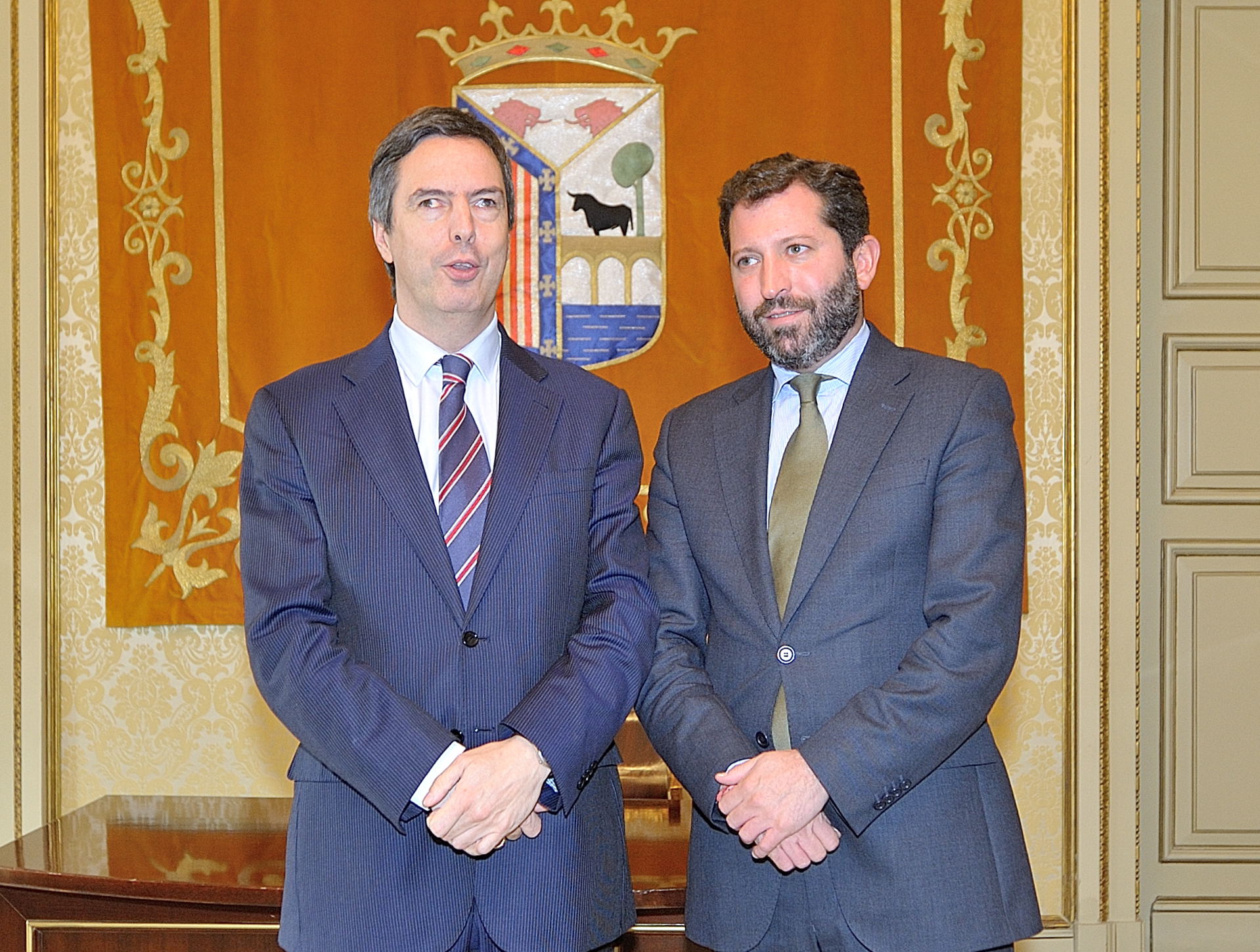El concejal de Economia y Empleo  Enrique Sanchez Guijo  acompanado de Javier Moreno (EOI)