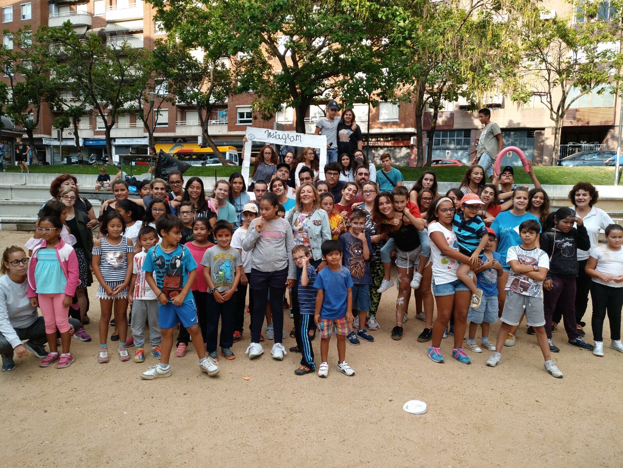 La Concejala Cristina Klimowitz junto a los participantes en el campamento