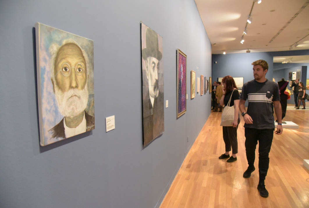 Se exponen 127 obras que incluyen pintura  escultura e instalaciones
