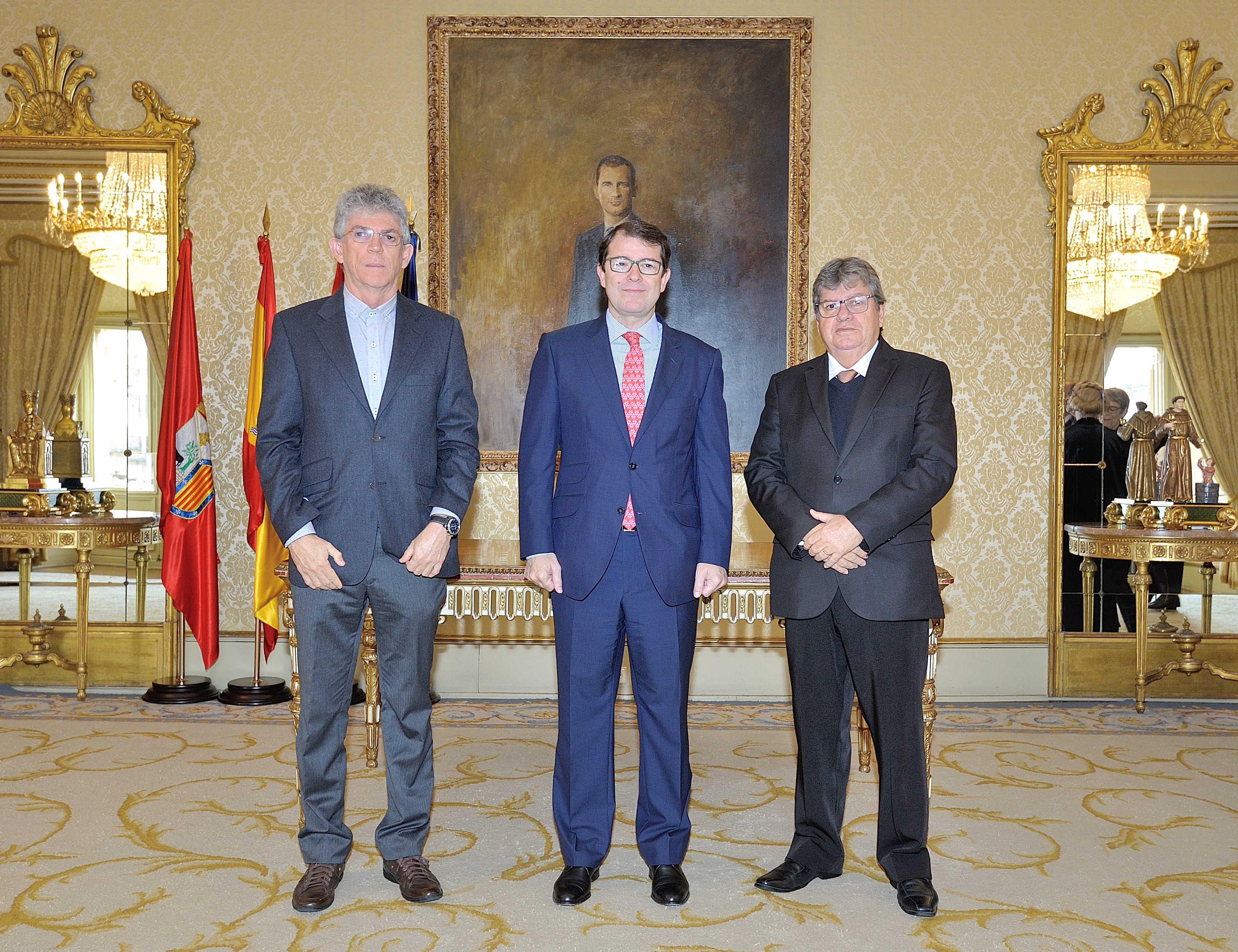 Fernandez Manueco junto al gobernador saliente  Ricardo Vieira Coutinho  y electo  Joa o Azevedo