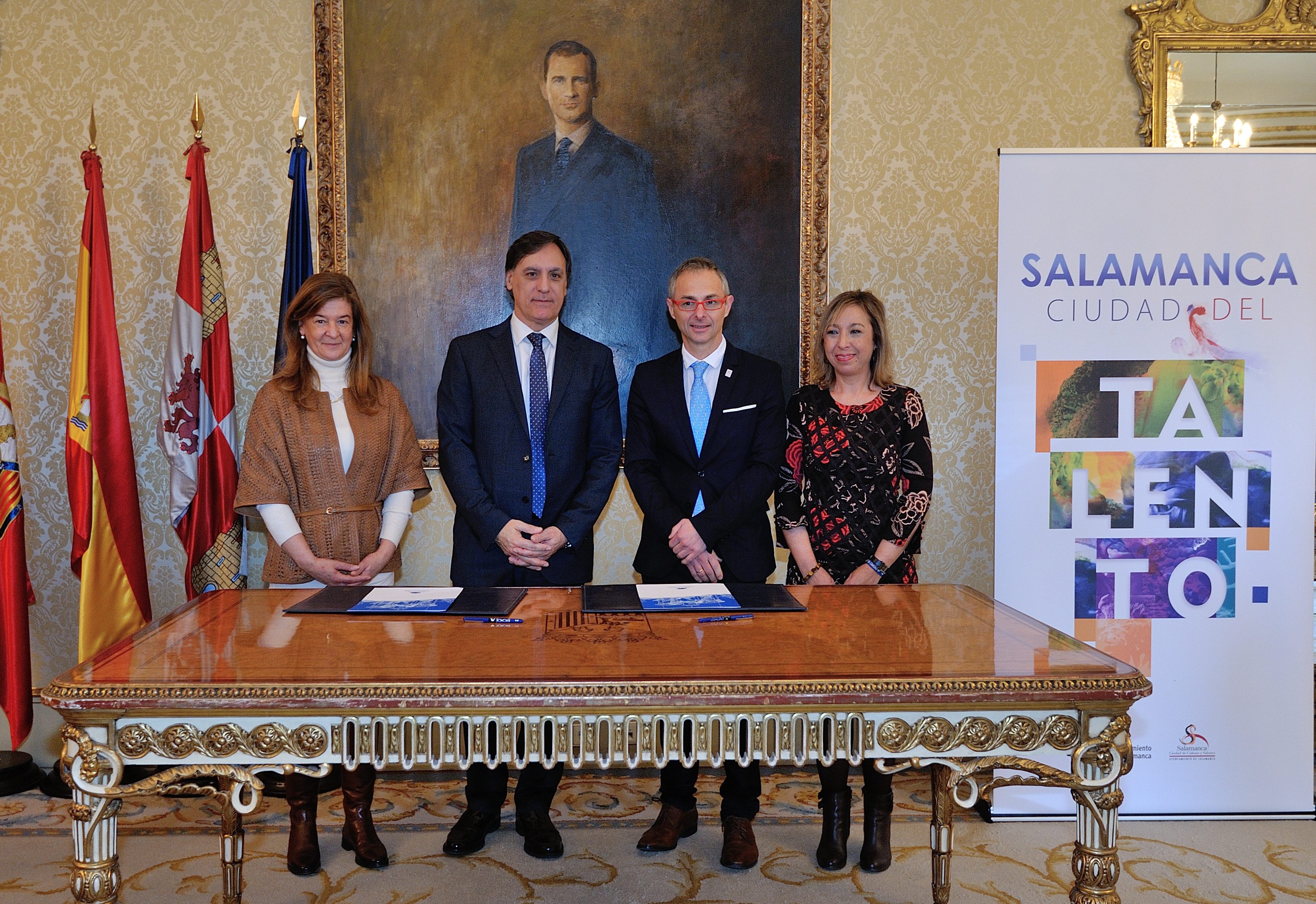 El alcalde de Salamanca y el rector de la Universidad  en la firma del convenio