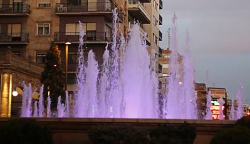 Fuente de la Puerta Zamora de color morado
