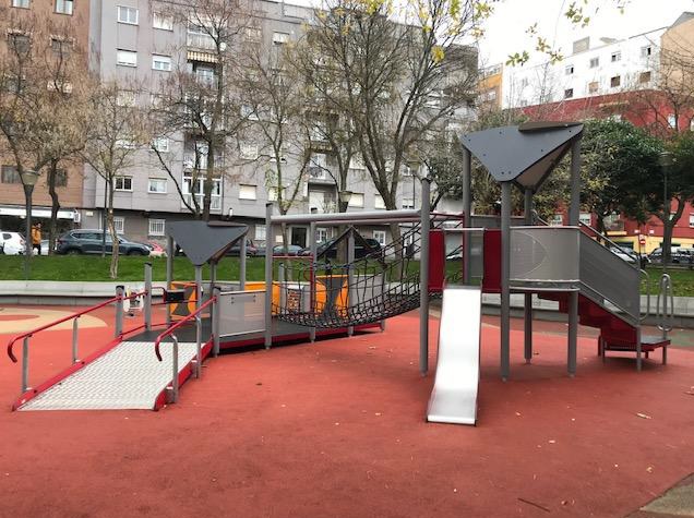 Imagen de uno de los juegos adaptados en un parque de Salamanca