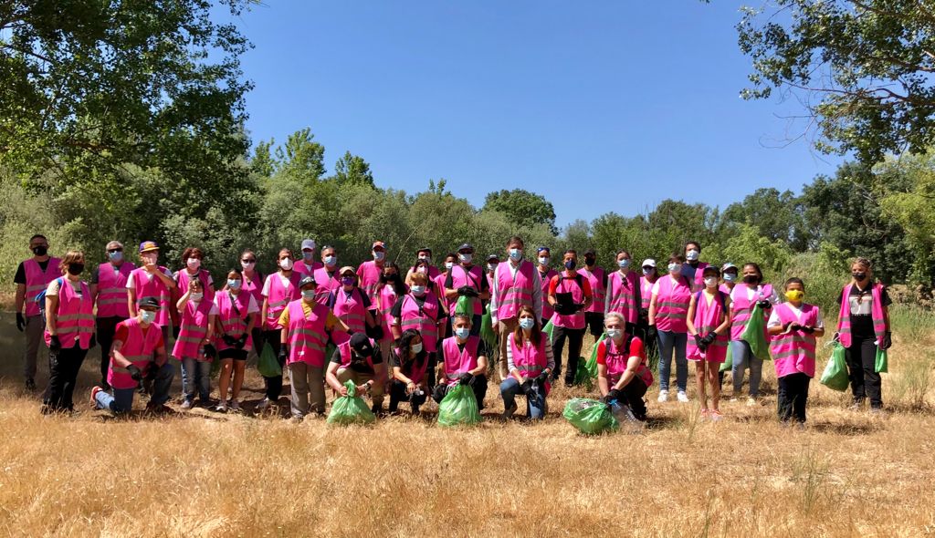 Grupo de voluntarios participan en la limpieza del Tormes