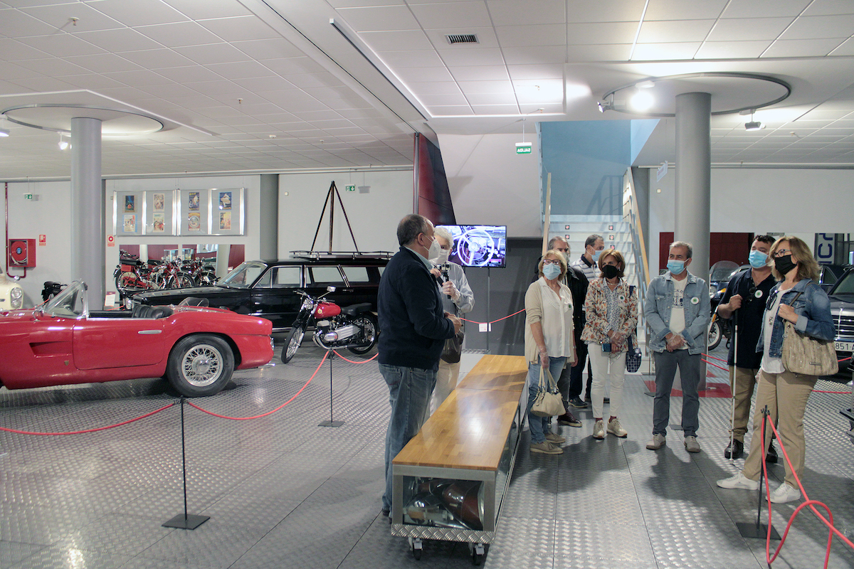 Visita de la Asociacion Retina al Museo de Historia de la Automocion