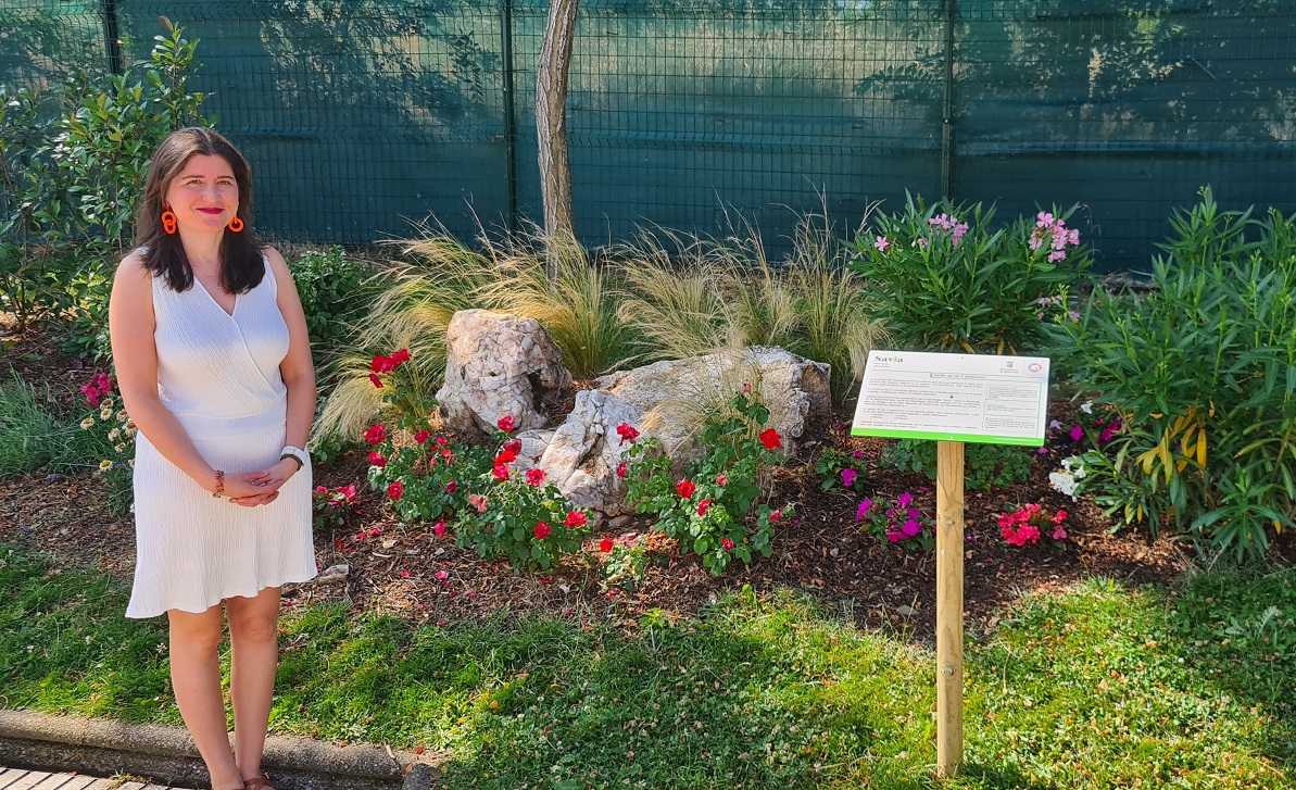 Miryam Rodriguez junto a la parte estival del  Jardin de las cuatro estaciones
