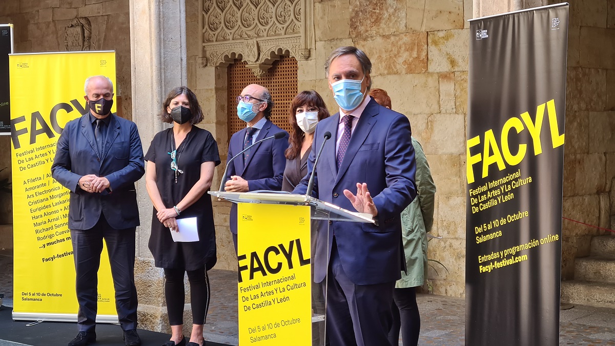 El alcalde  Carlos Garcia Carbayo  durante la presentacion del Facyl