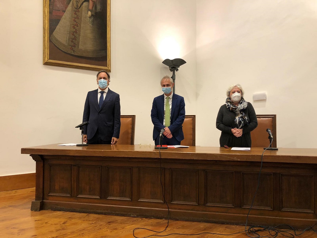 El alcalde en la presentacion del foro junto al rector y la subdelegada