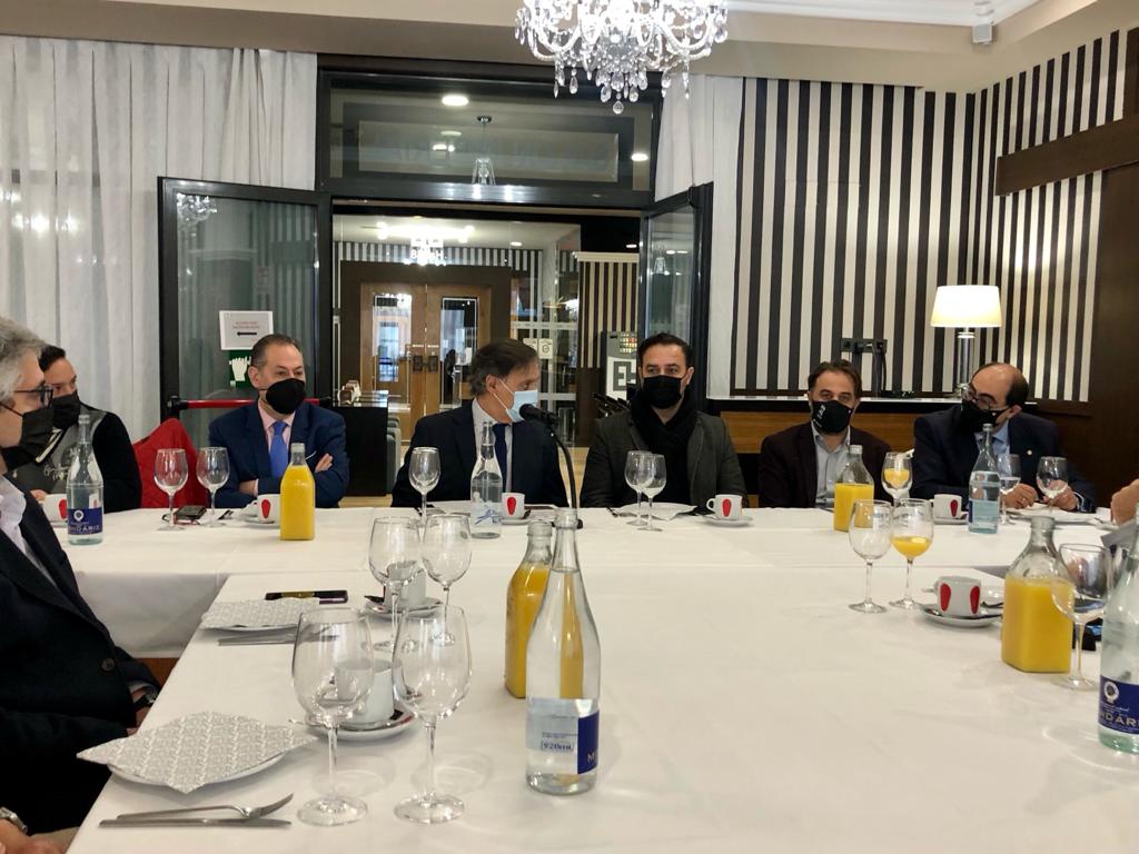El alcalde en el desayuno con los profesionales de alojamientos hoteleros de la ciudad