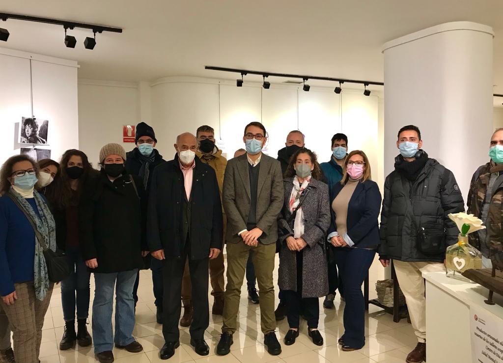 El concejal de Juventud  Angel Fernandez  en la inauguracion de la exposicion