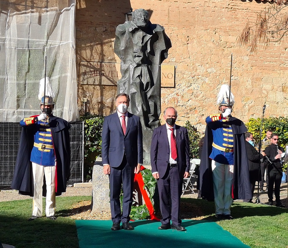 Carlos Garcia Carbayo y Vicente Gonzalez Martin durante la ofrenta