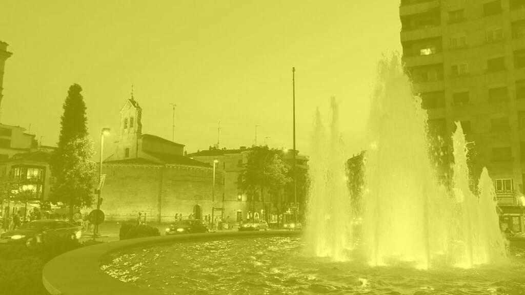 Iluminacion de amarillo de la fuente de la Puerta de Zamora