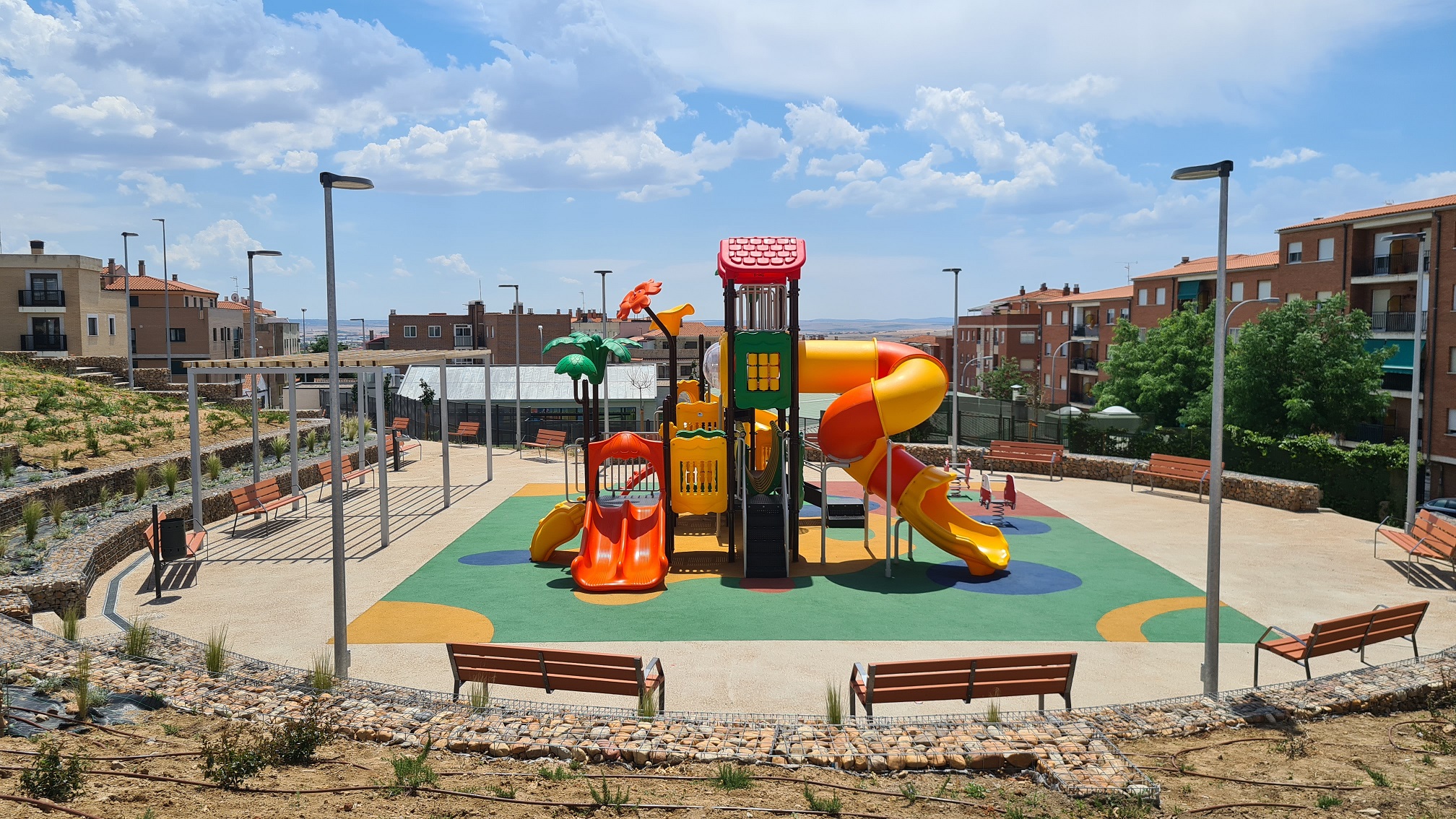 Transformacion de un solar en un nuevo parque infantil en Pizarrales