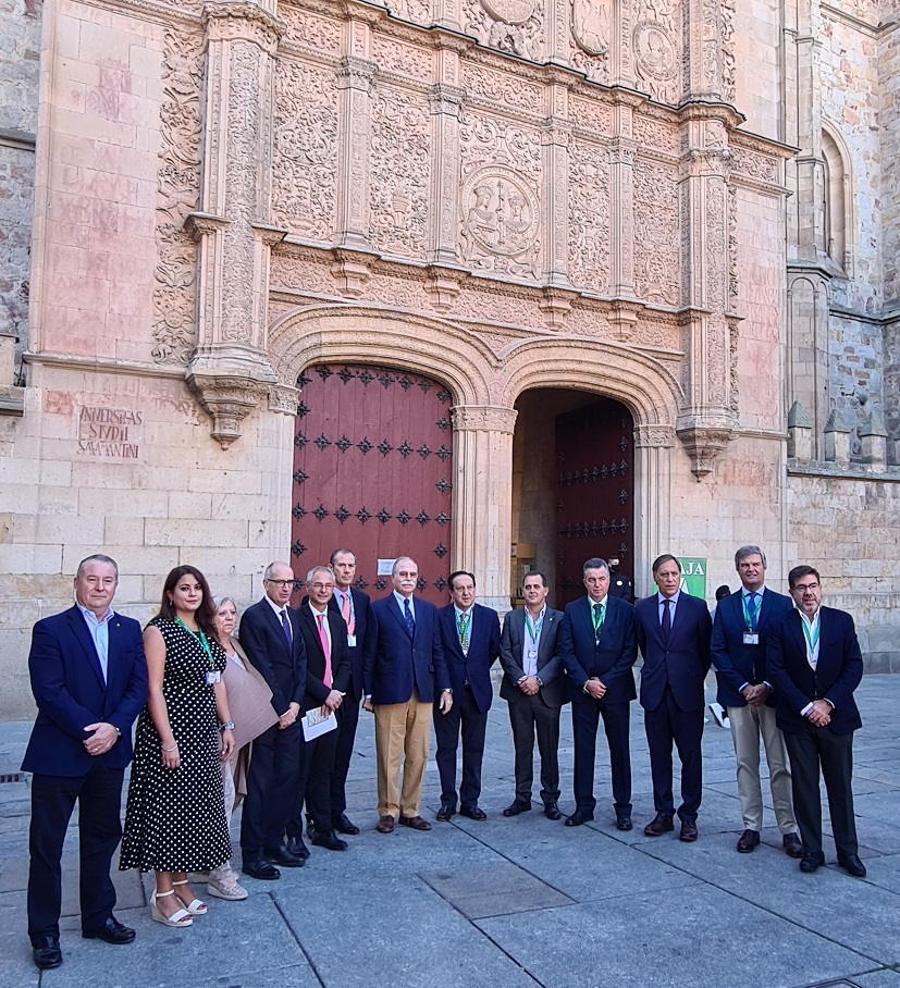 Autoridades junto a la fachada de la Universidad