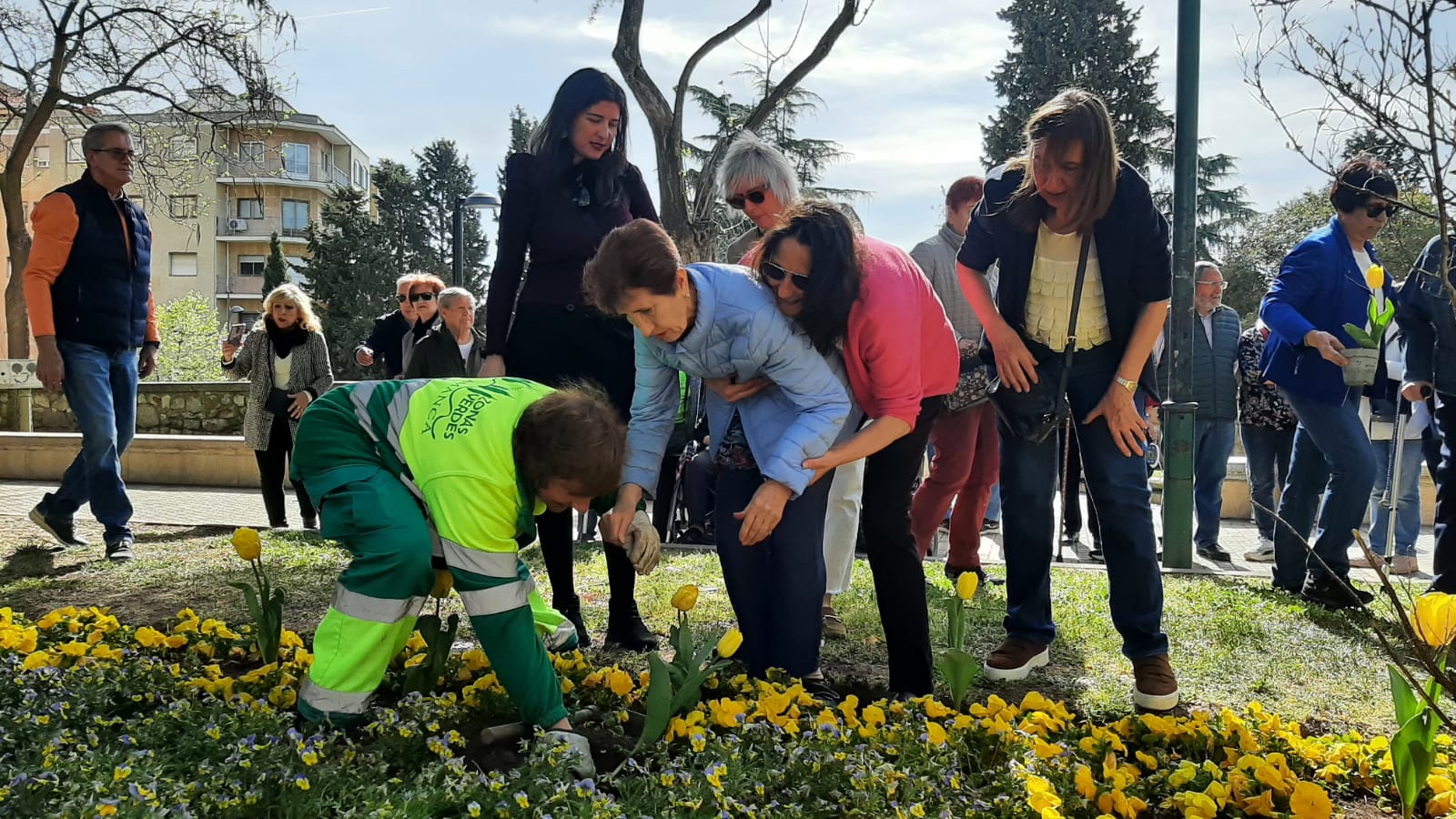 Las concejalas de Salud Publica y de Medio Ambiente en la plantacion simbolica de tulipanes