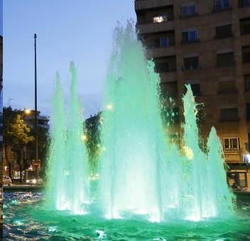Fuente de Puerta de Zamora iluminada de verde