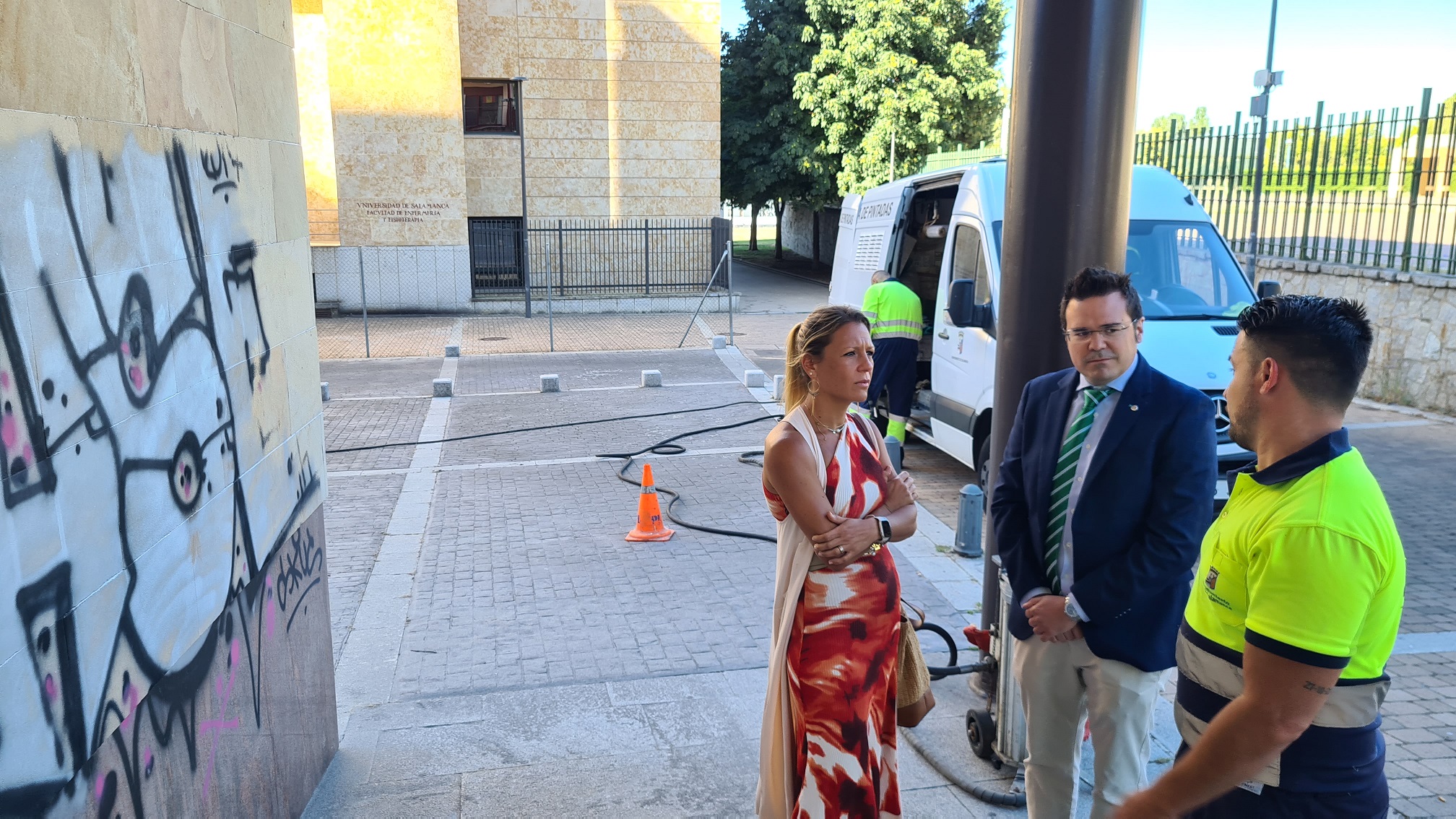 Maria Jose Coca  Jorge Rollan y un operario del servicio de limpieza