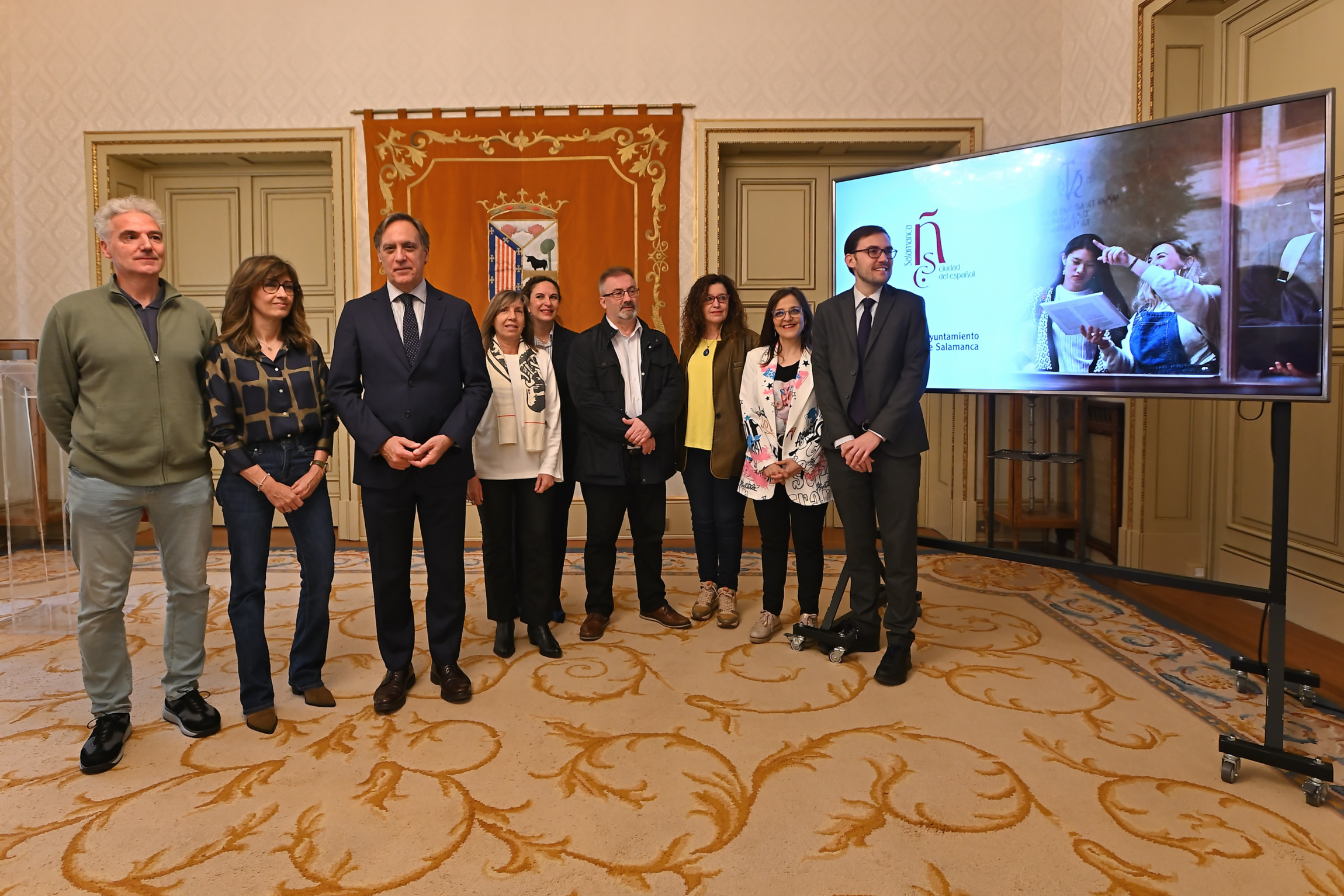 El Ayuntamiento renueva su apoyo a las escuelas de espanol